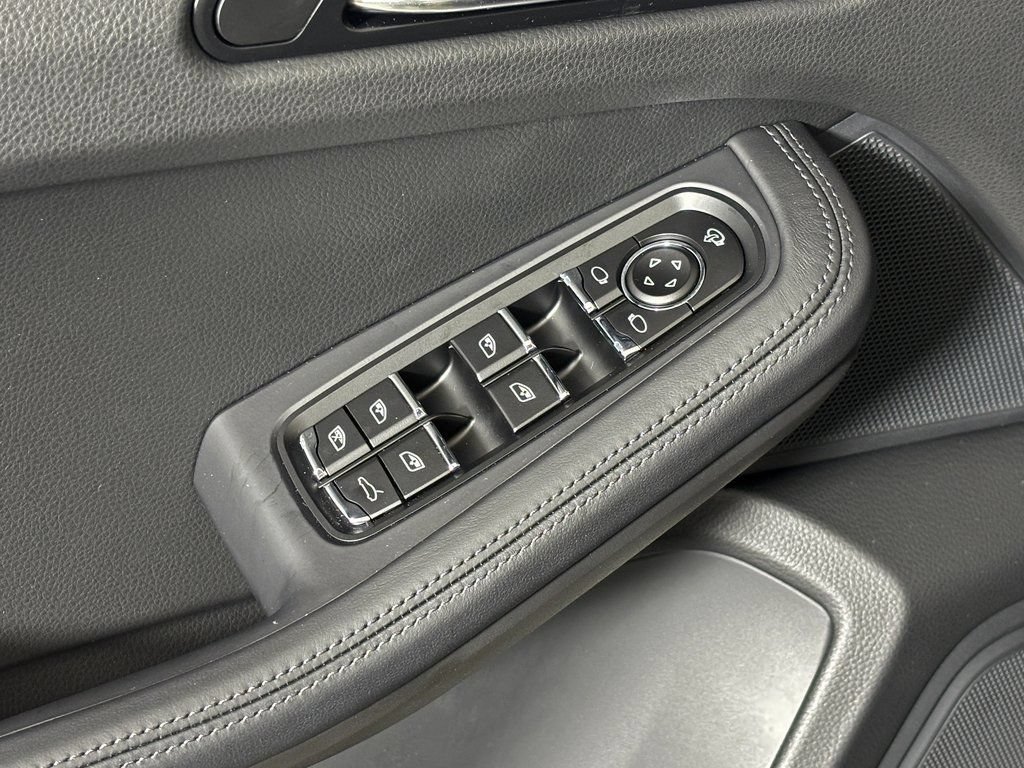 Certified 2026 Porsche Macan AWD/4WD image 16