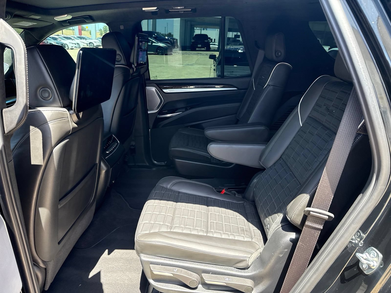 Used 2026 Cadillac Escalade Platinum Sport w/ LPO, ONYX Package AWD/4WD image 10