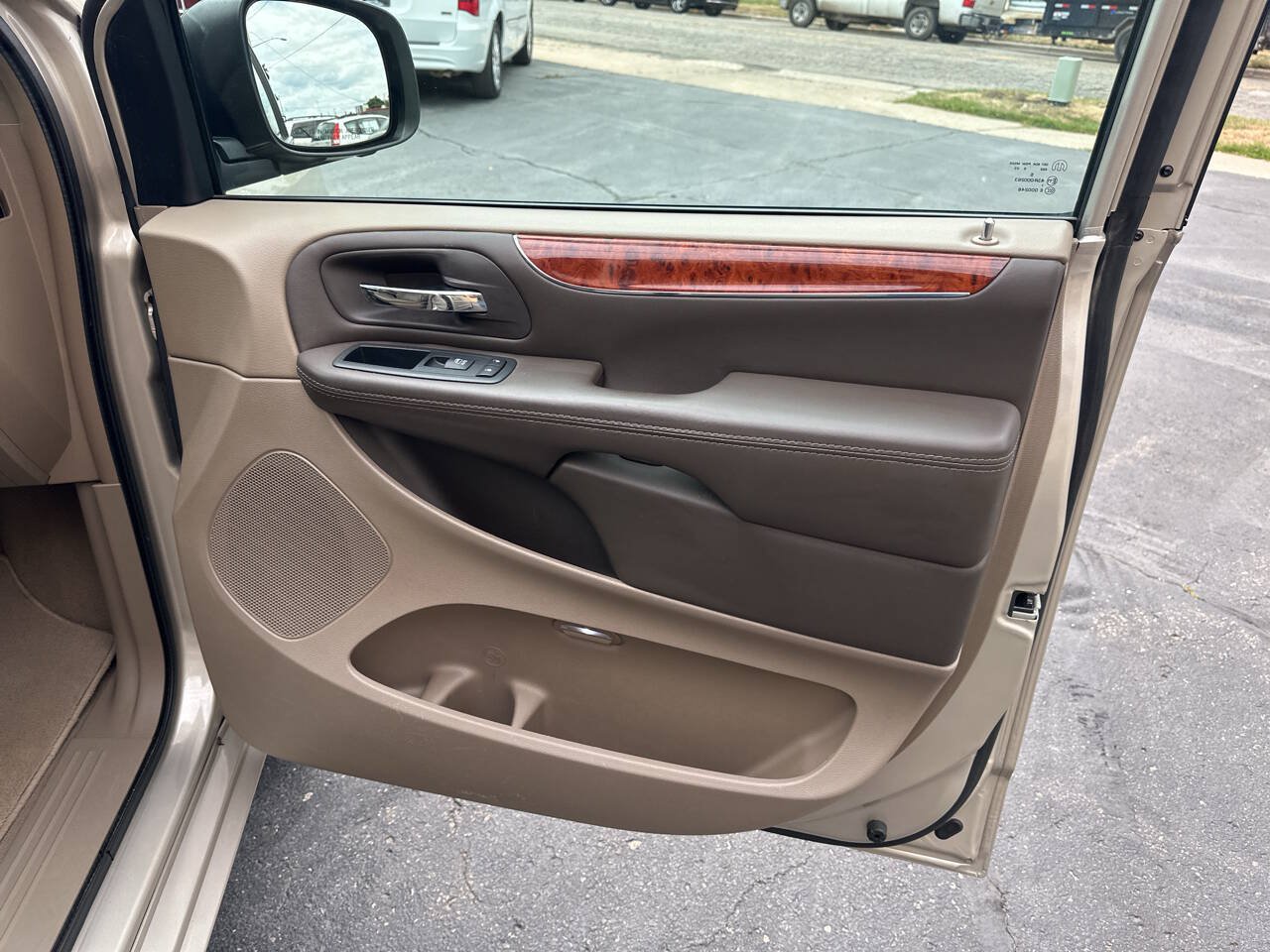 Used 2016 Chrysler Town & Country Touring FWD image 12