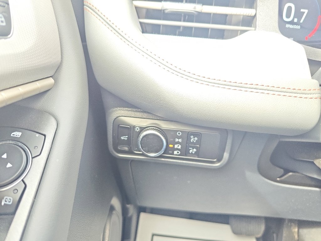 Used 2025 Ford Explorer Active AWD/4WD image 28