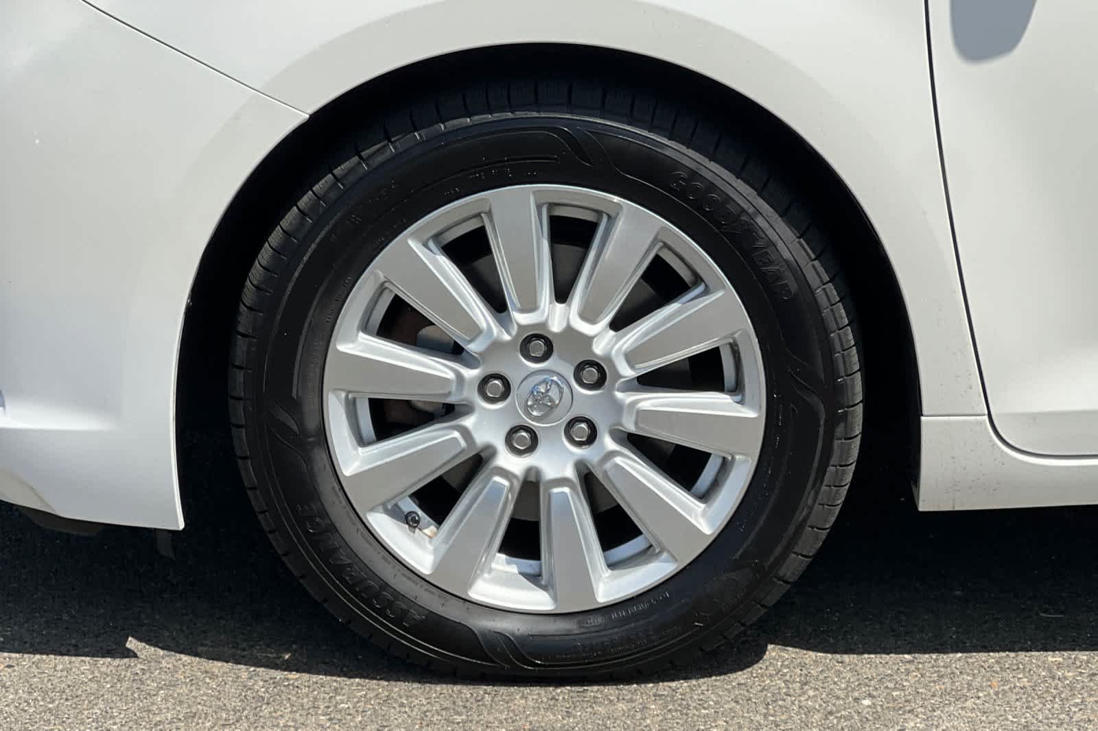 Certified 2017 Toyota Sienna Limited Premium FWD image 33