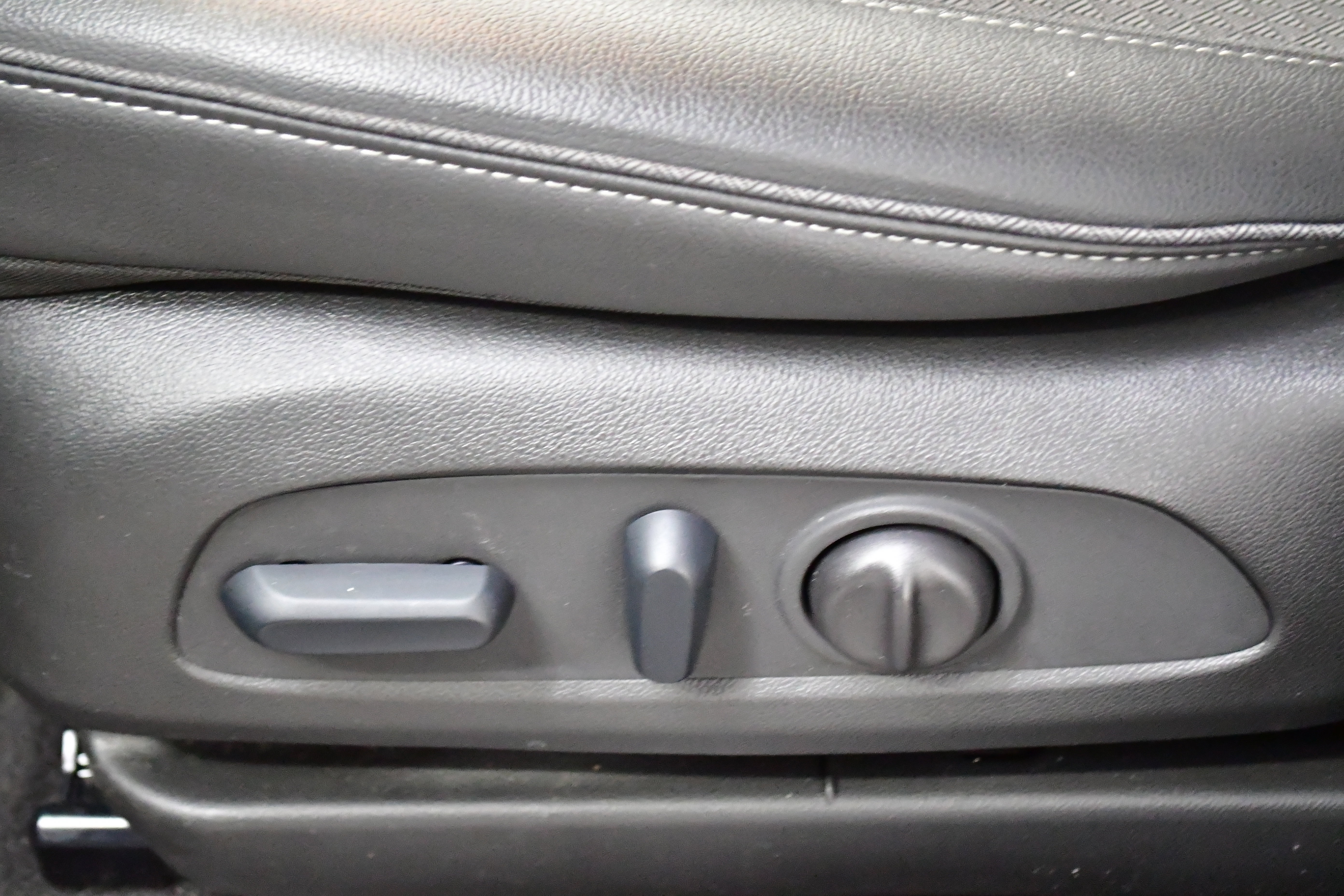 Used 2023 Buick Encore GX Select w/ Sport Touring Package image 13