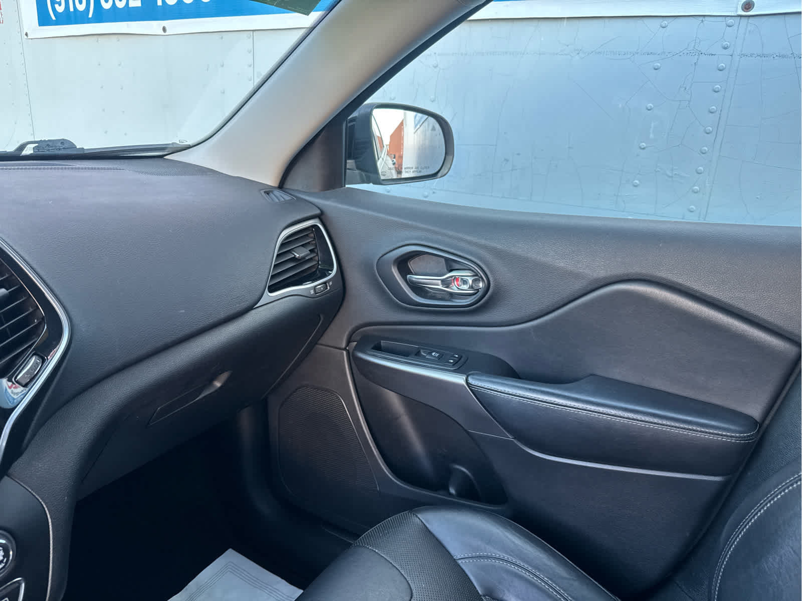 Used 2019 Jeep Cherokee Limited FWD image 27