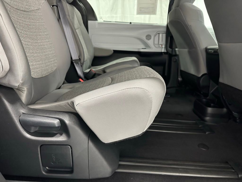 Used 2025 Toyota Sienna LE image 56