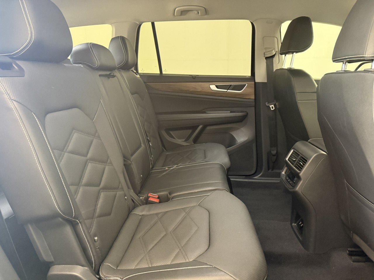 Used 2025 Volkswagen Atlas SE AWD/4WD image 13