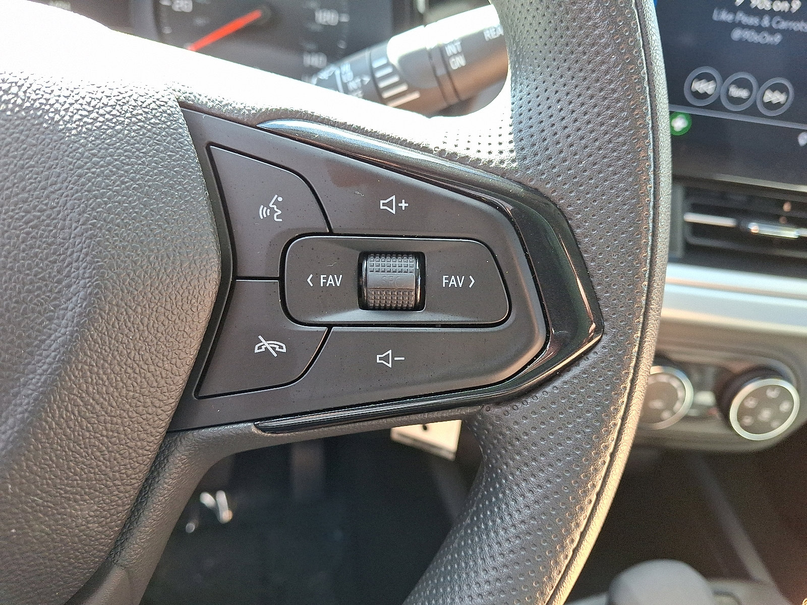 Used 2025 Chevrolet Trax LS image 21