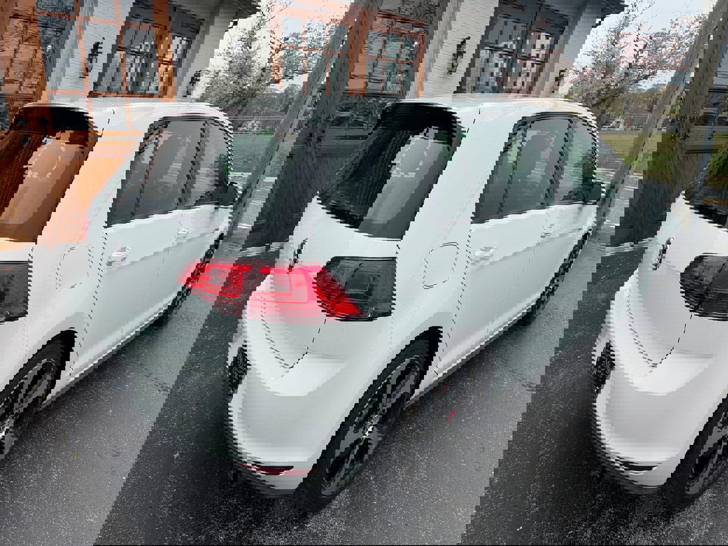 Used 2017 Volkswagen GTI SE image 3