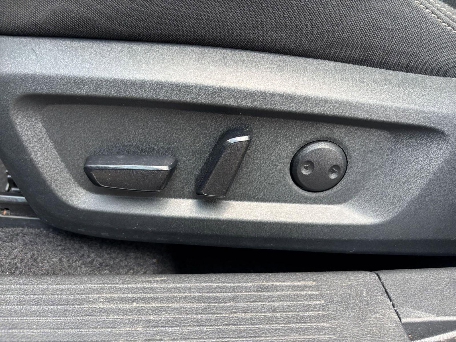 Used 2025 Nissan Rogue SV FWD image 22