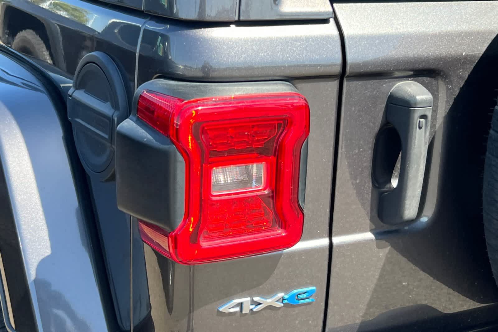 Used 2021 Jeep Wrangler Unlimited Sahara w/ Cold Weather Group AWD/4WD image 19