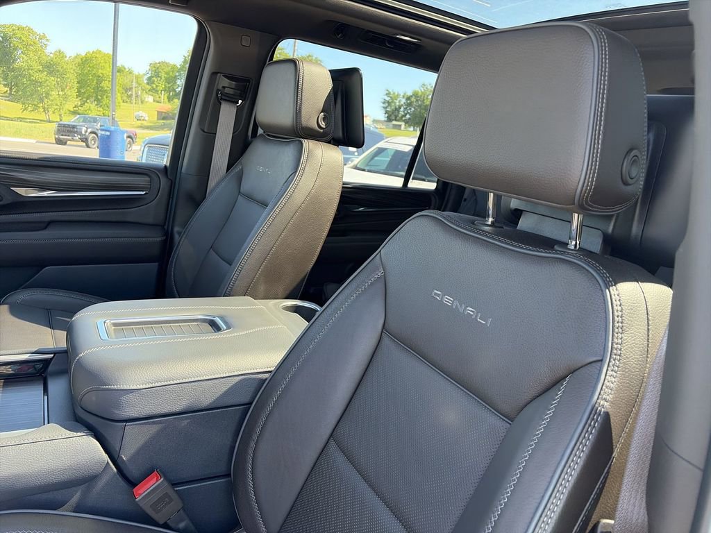 Used 2024 GMC Yukon XL Denali w/ Denali Reserve Package AWD/4WD image 11