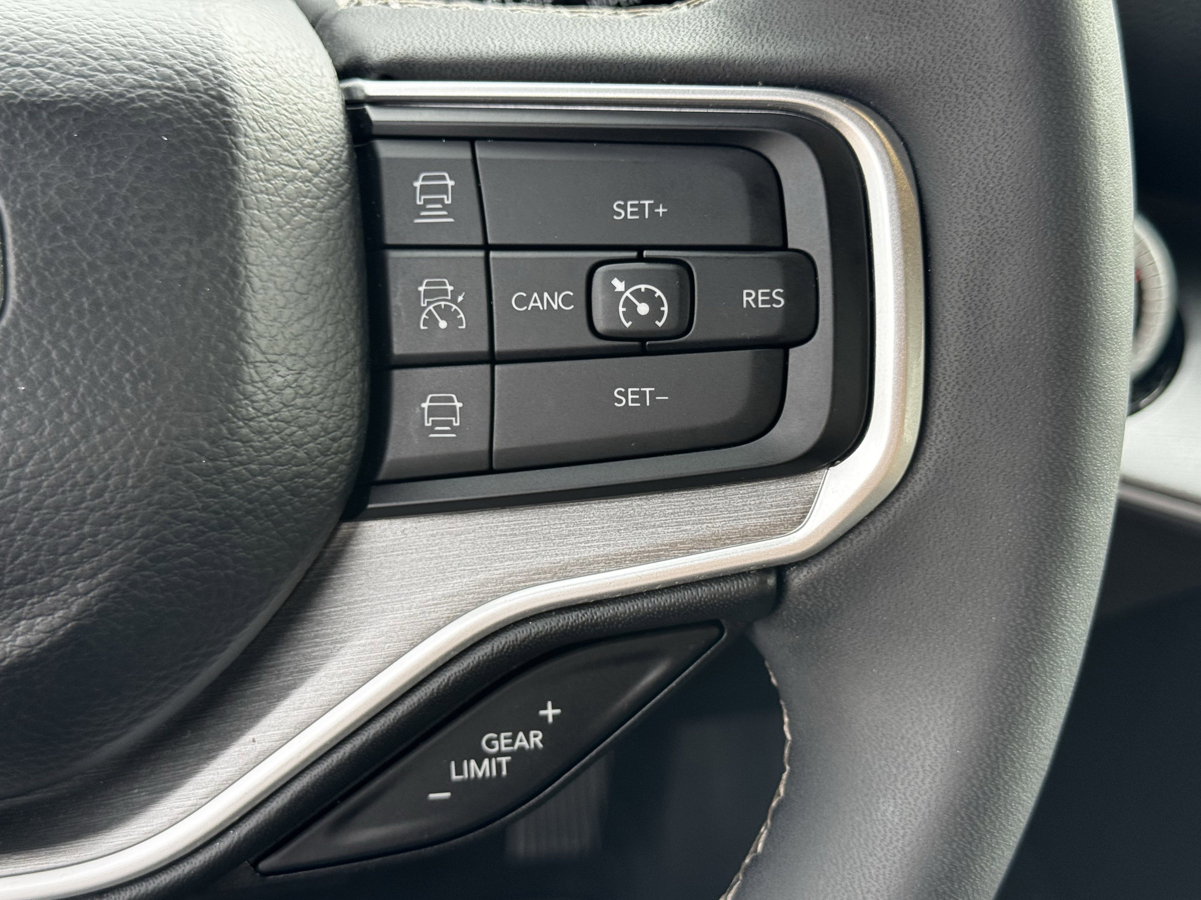 Used 2025 Jeep Wagoneer L Series II AWD/4WD image 24