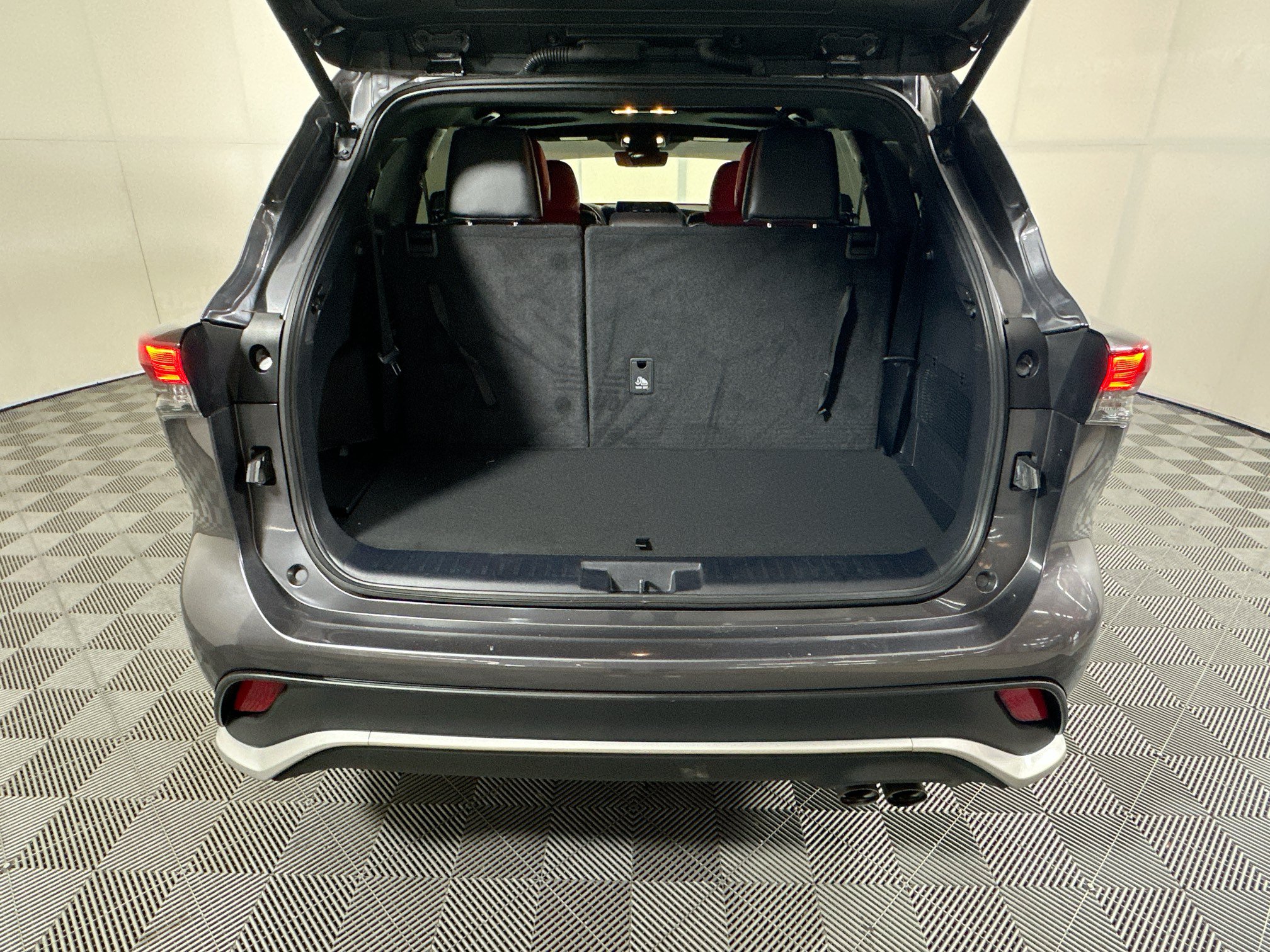 Used 2024 Toyota Highlander XSE FWD image 31