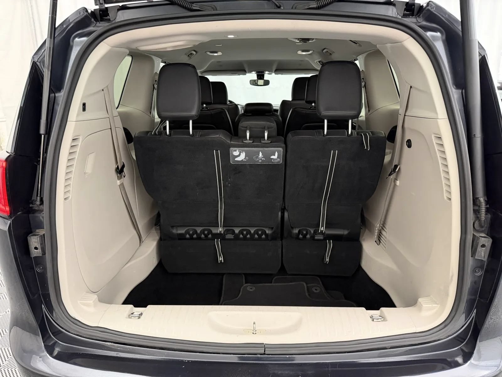 Used 2020 Chrysler Pacifica Touring-L FWD image 27