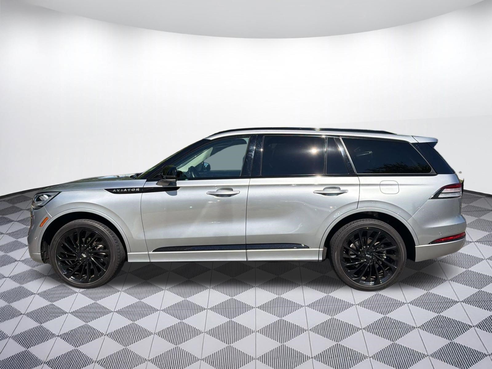 Used 2024 Lincoln Aviator Reserve w/ Jet Package AWD/4WD image 2