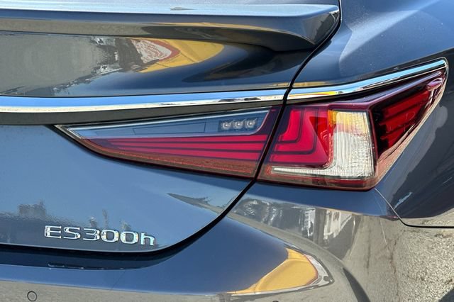 Used 2025 Lexus ES 300h w/ Premium Package FWD image 33