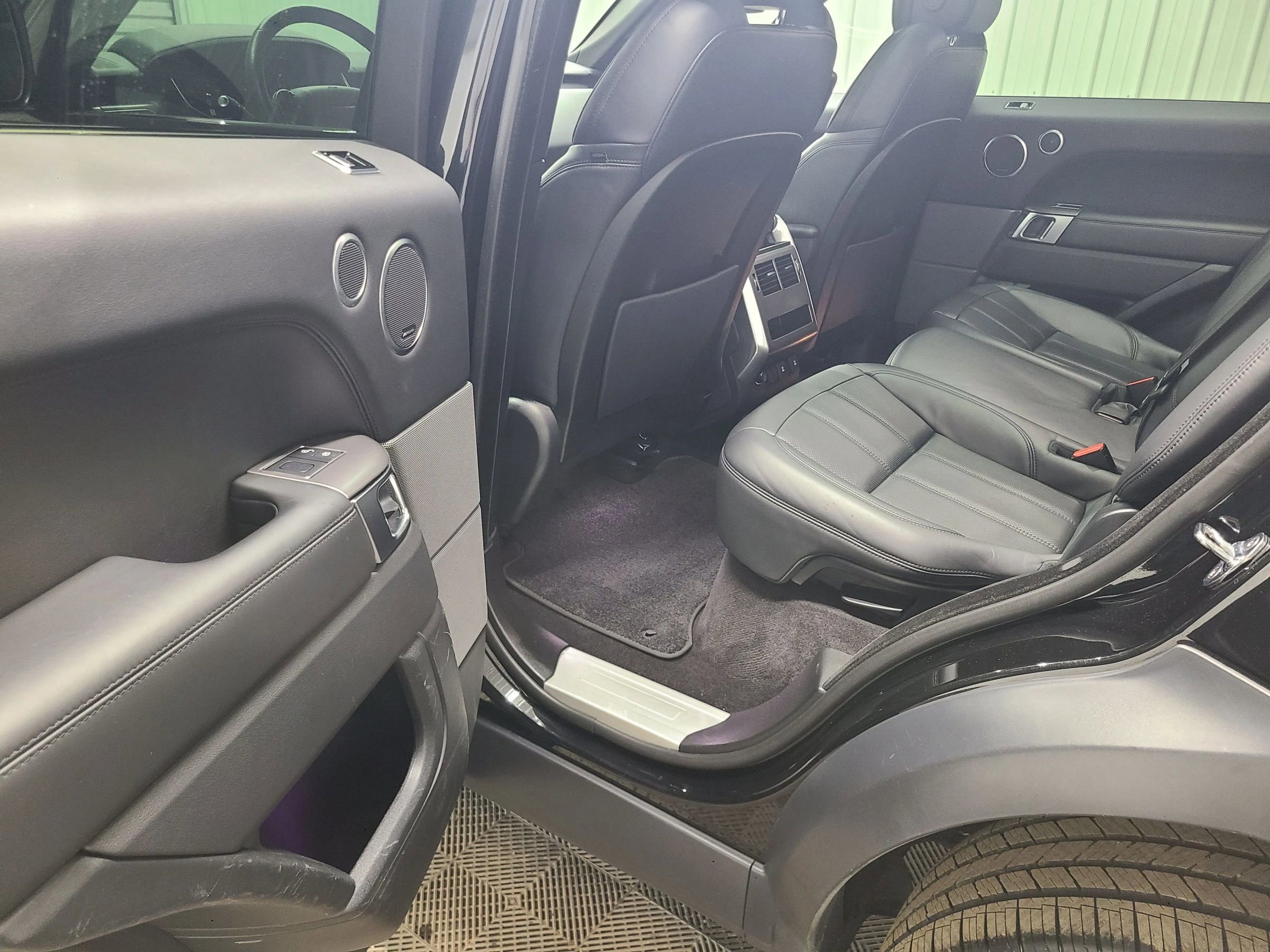 Used 2020 Land Rover Range Rover Sport HSE image 37