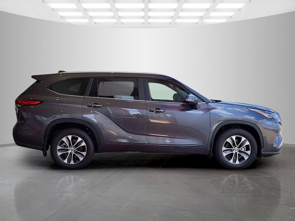 Used 2023 Toyota Highlander XLE AWD/4WD image 3