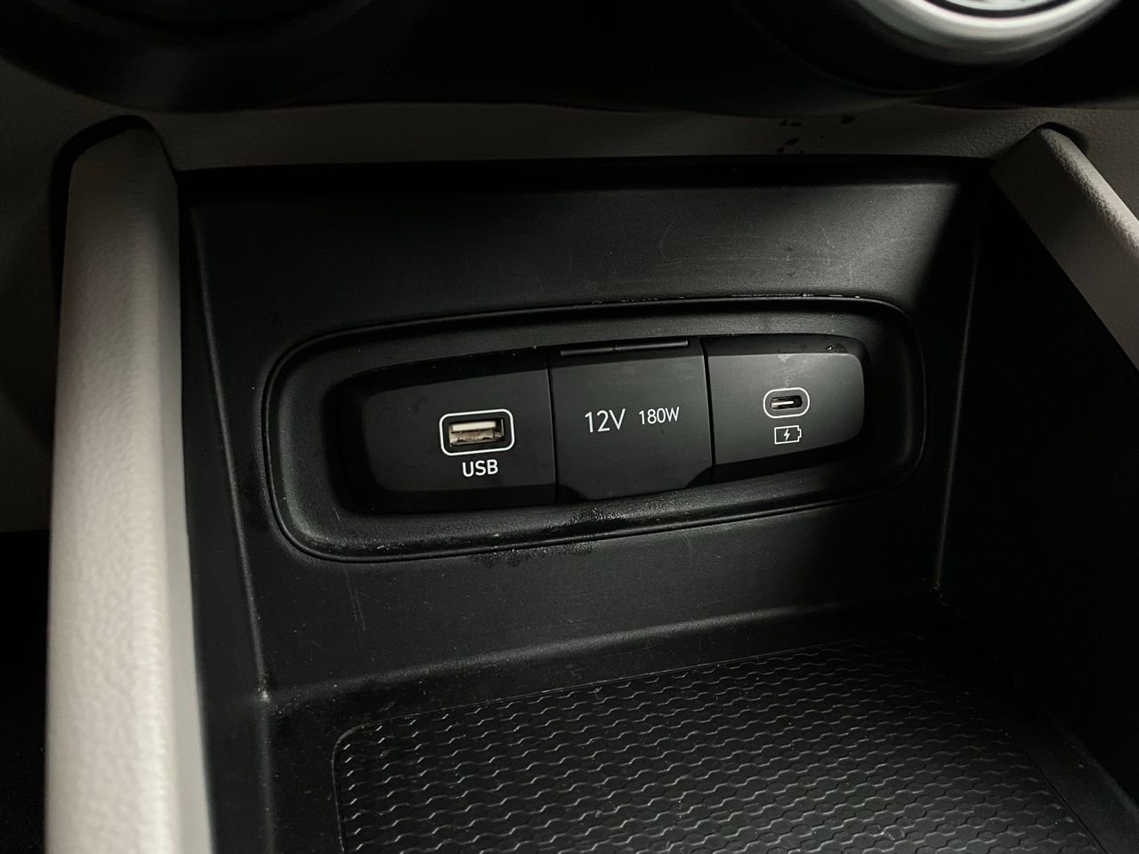 Used 2025 Hyundai Venue SEL image 25