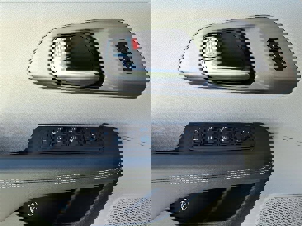 Used 2024 Chrysler Pacifica Select image 35