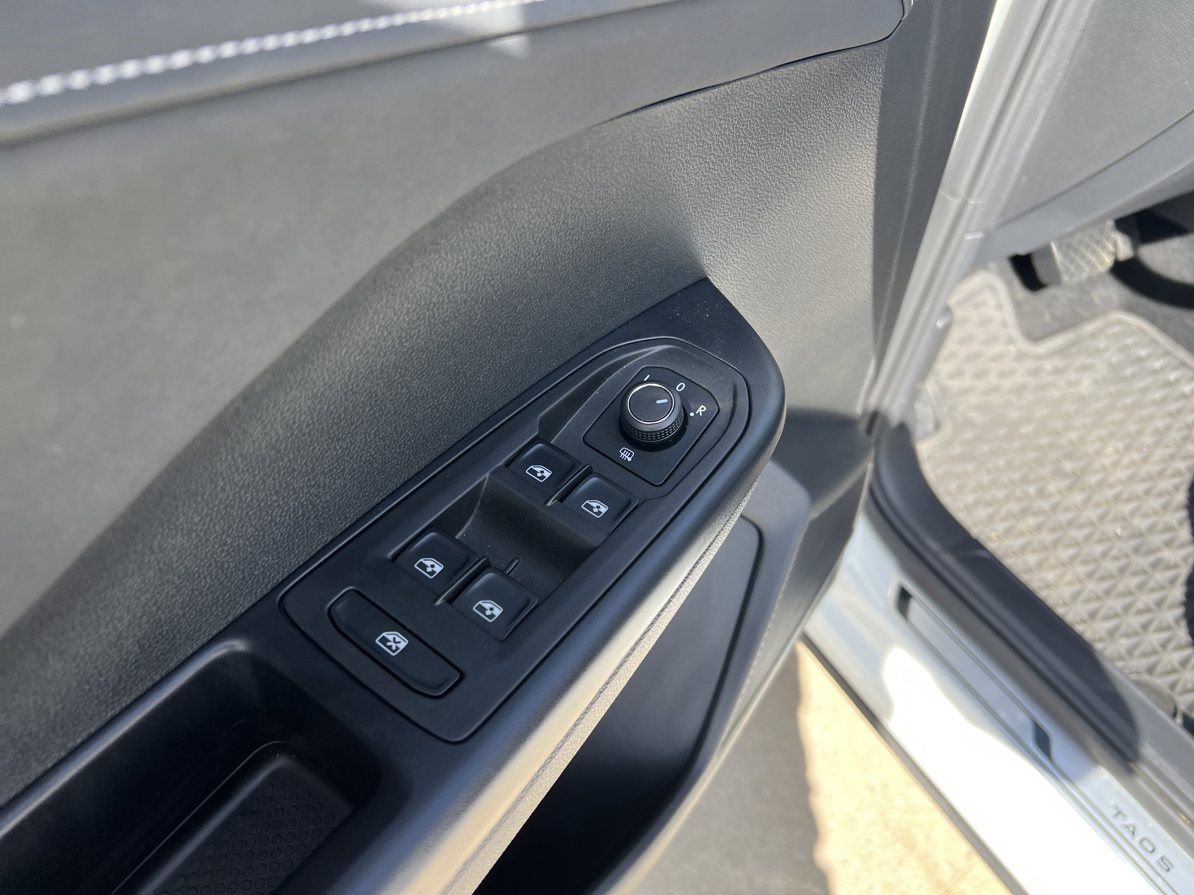 Certified 2025 Volkswagen Taos SE image 14