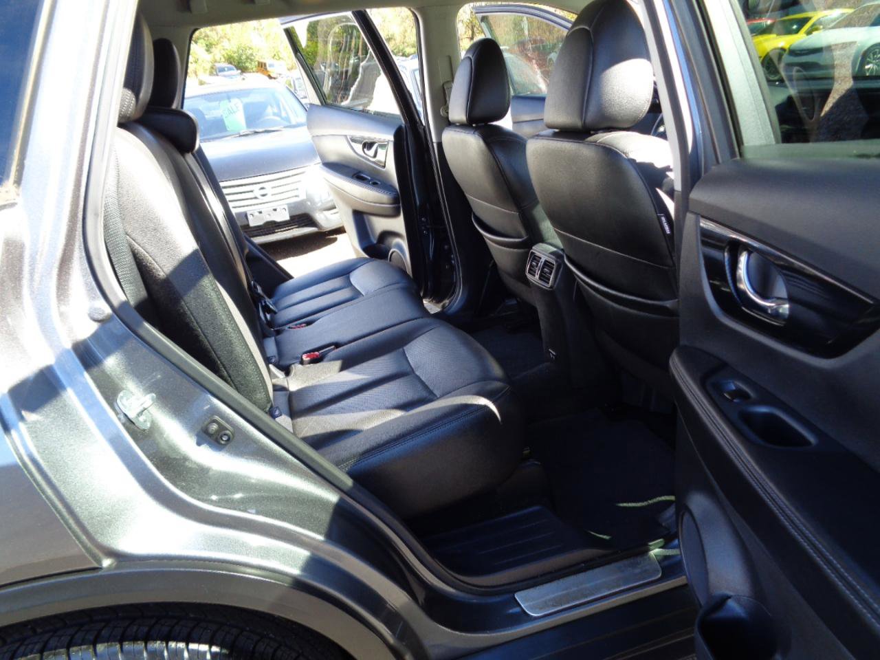 Used 2020 Nissan Rogue SL w/ Premium Package image 17