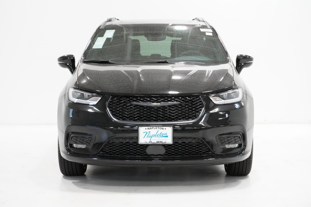 Used 2024 Chrysler Pacifica Limited w/ S Appearance Package image 3