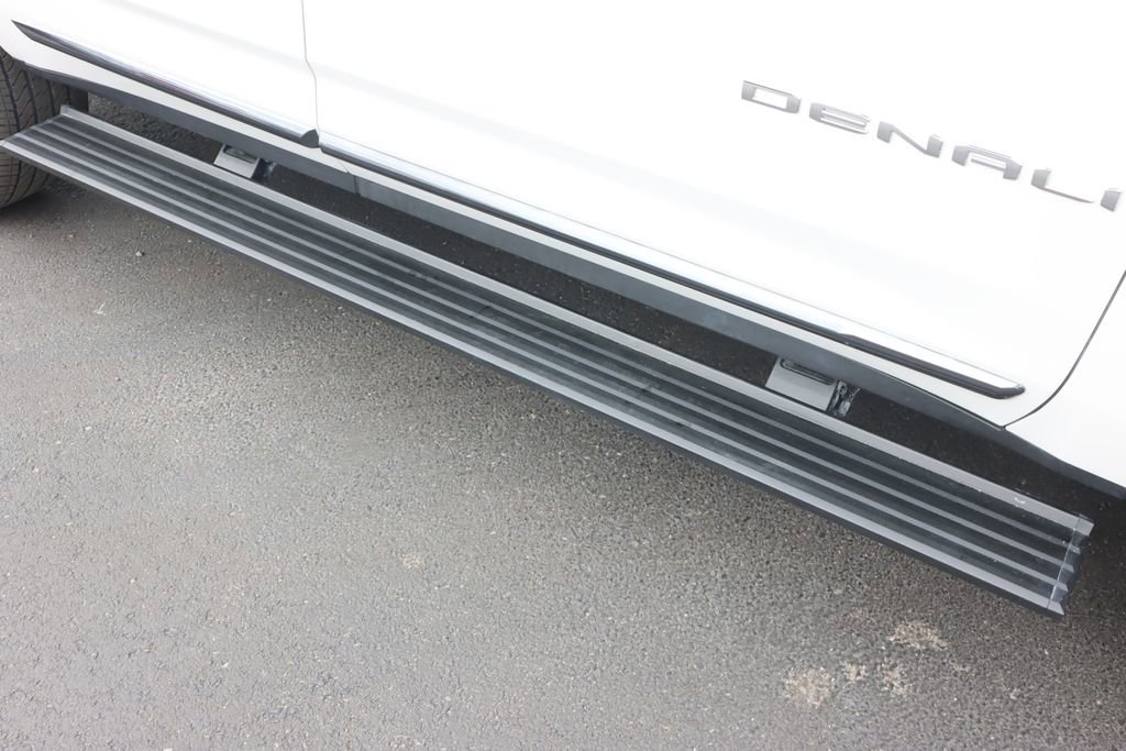 Certified 2023 GMC Yukon Denali Ultimate w/ LPO, Floor Liner Package AWD/4WD image 11