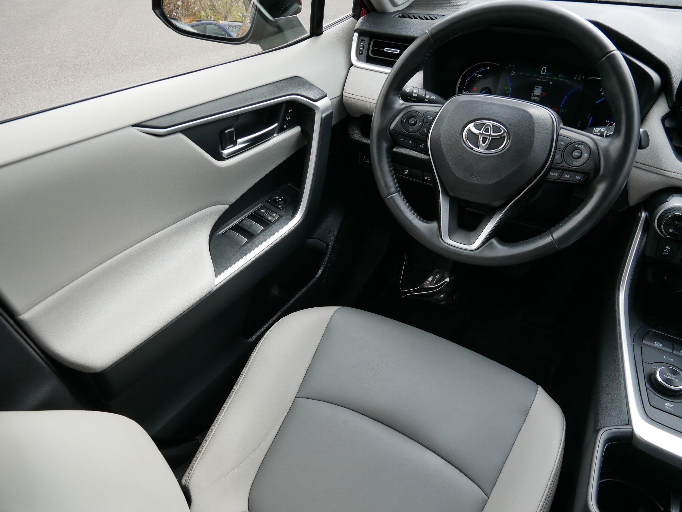Used 2023 Toyota RAV4 XLE Premium AWD/4WD image 9