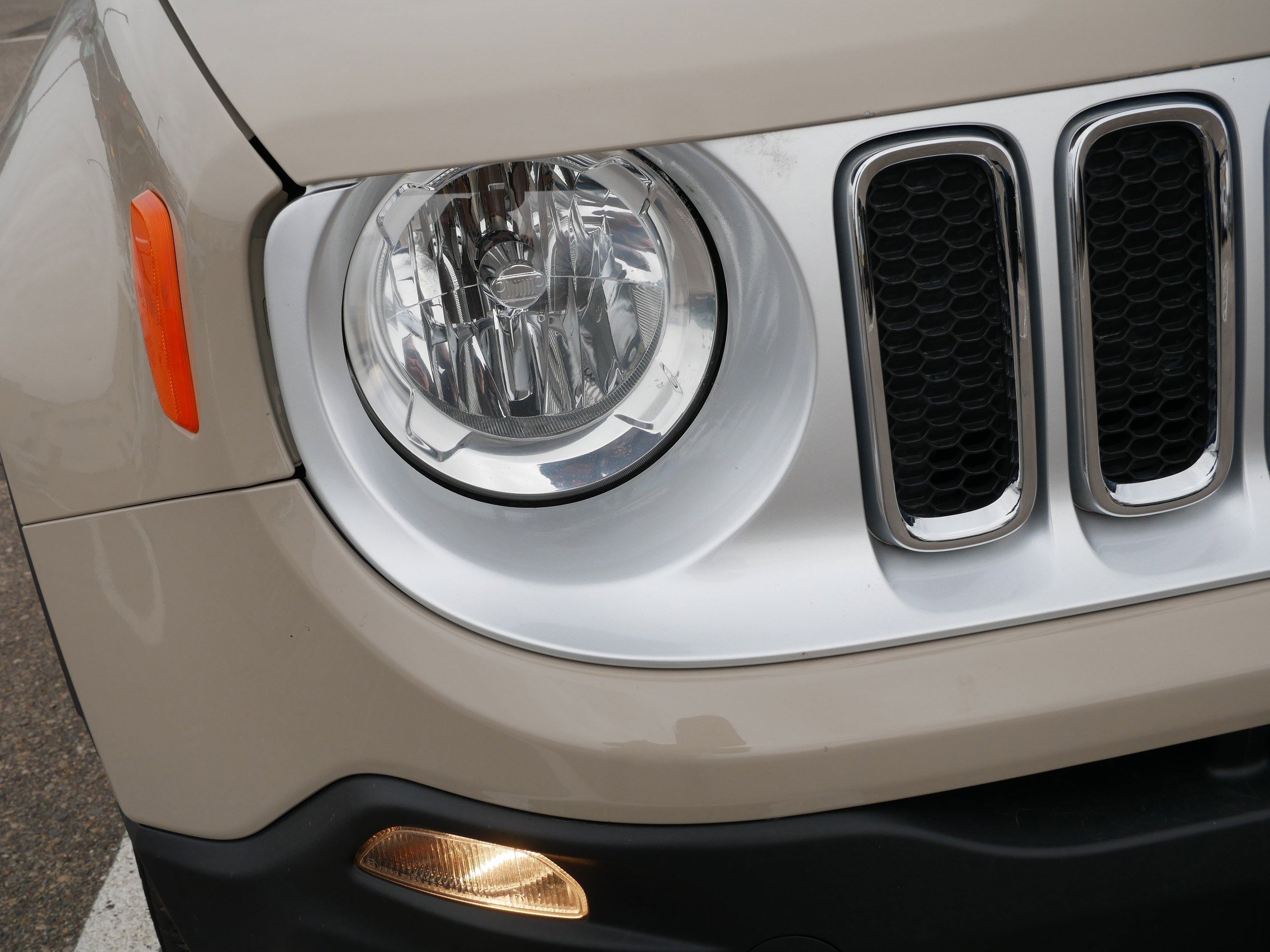 Used 2016 Jeep Renegade Limited image 16