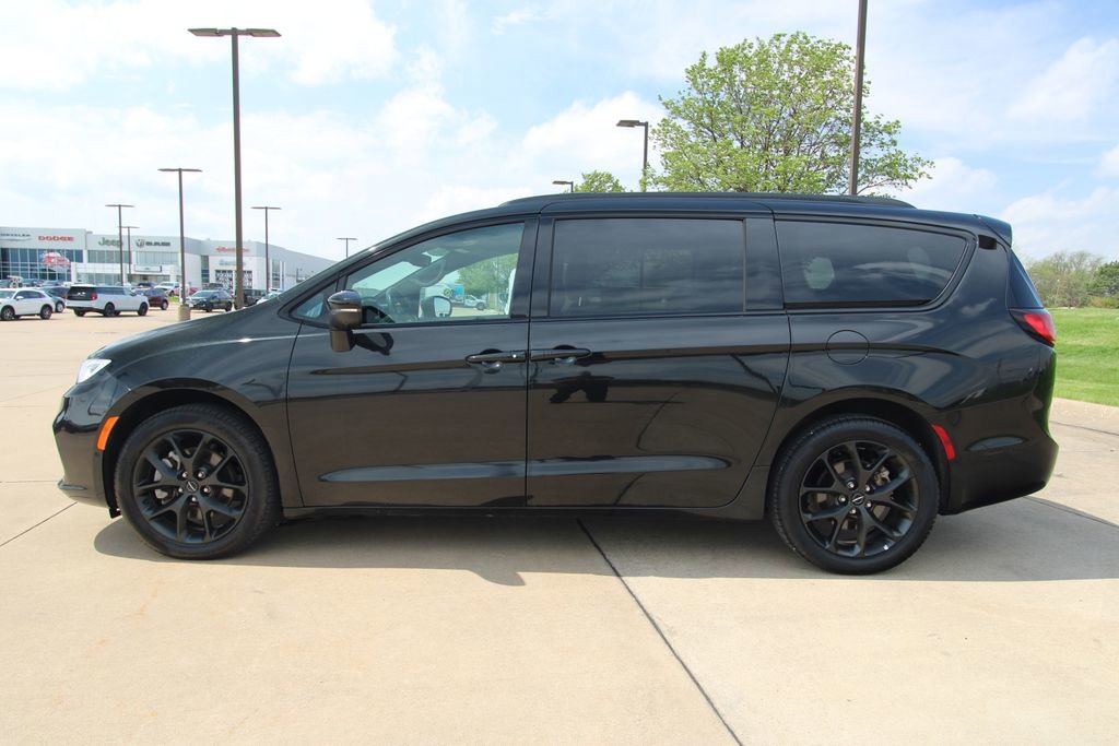 Used 2023 Chrysler Pacifica Touring-L w/ S Appearance Package image 15