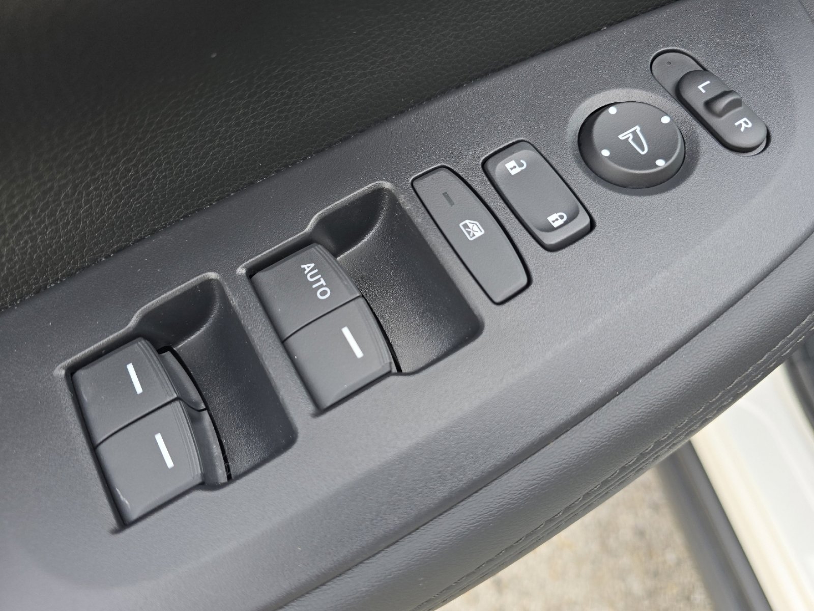 Used 2025 Honda HR-V LX image 28