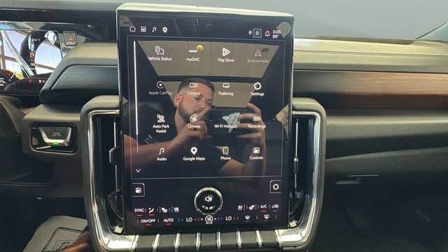 Used 2026 GMC Yukon Denali w/ Sun & Power Step Package AWD/4WD image 15