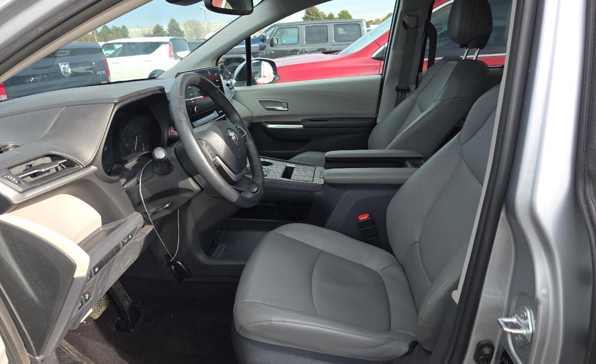 Used 2023 Toyota Sienna XLE image 9