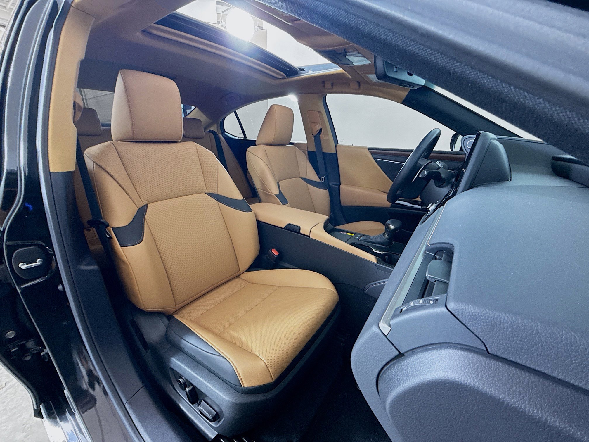 Used 2025 Lexus ES 300h w/ Premium Package image 27