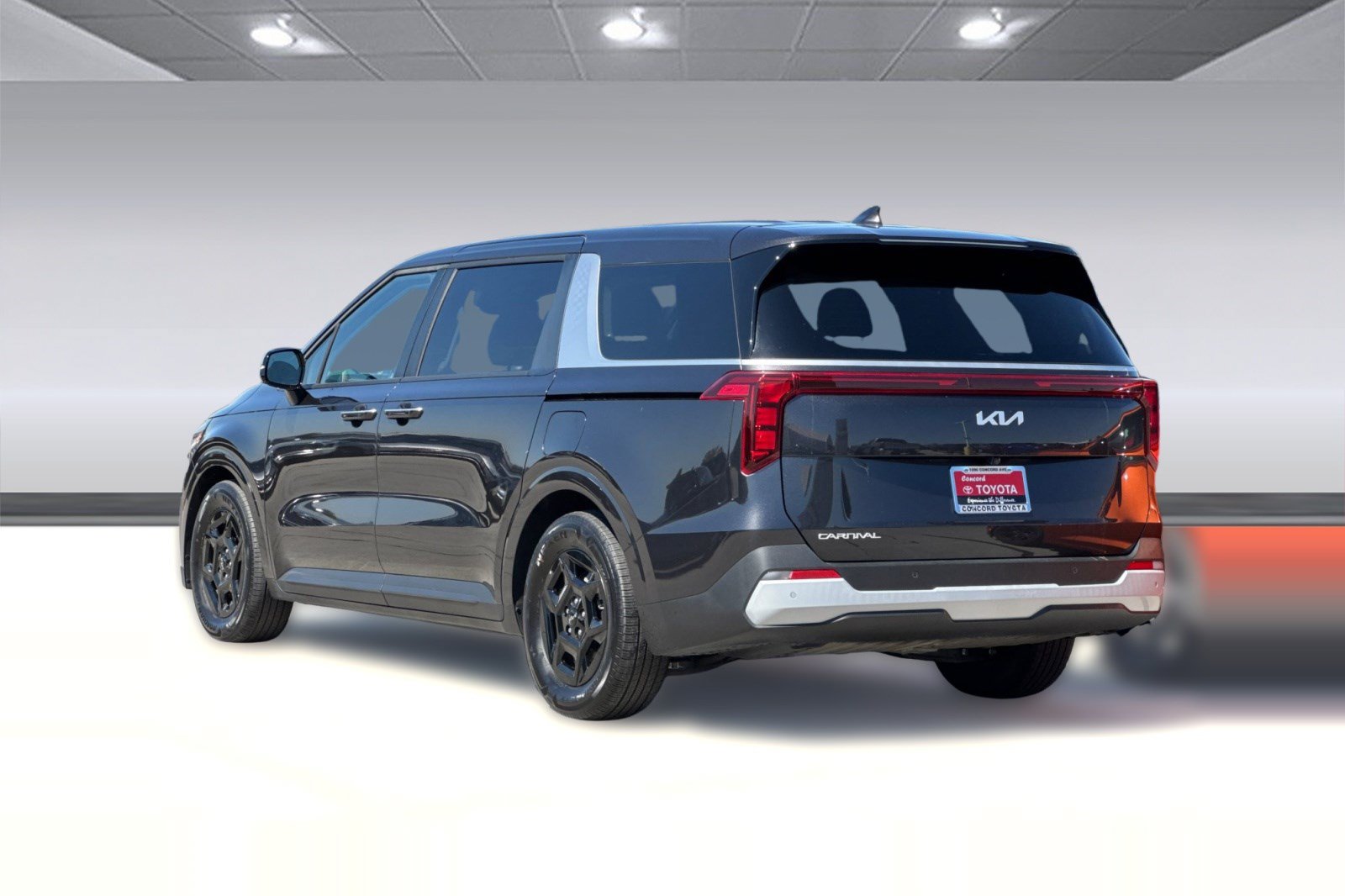 Used 2026 Kia Carnival FWD image 3