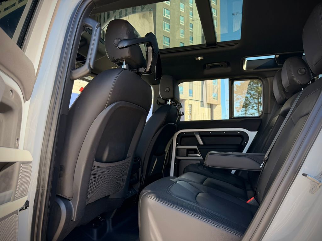 Used 2024 Land Rover Defender 110 X-Dynamic SE image 18