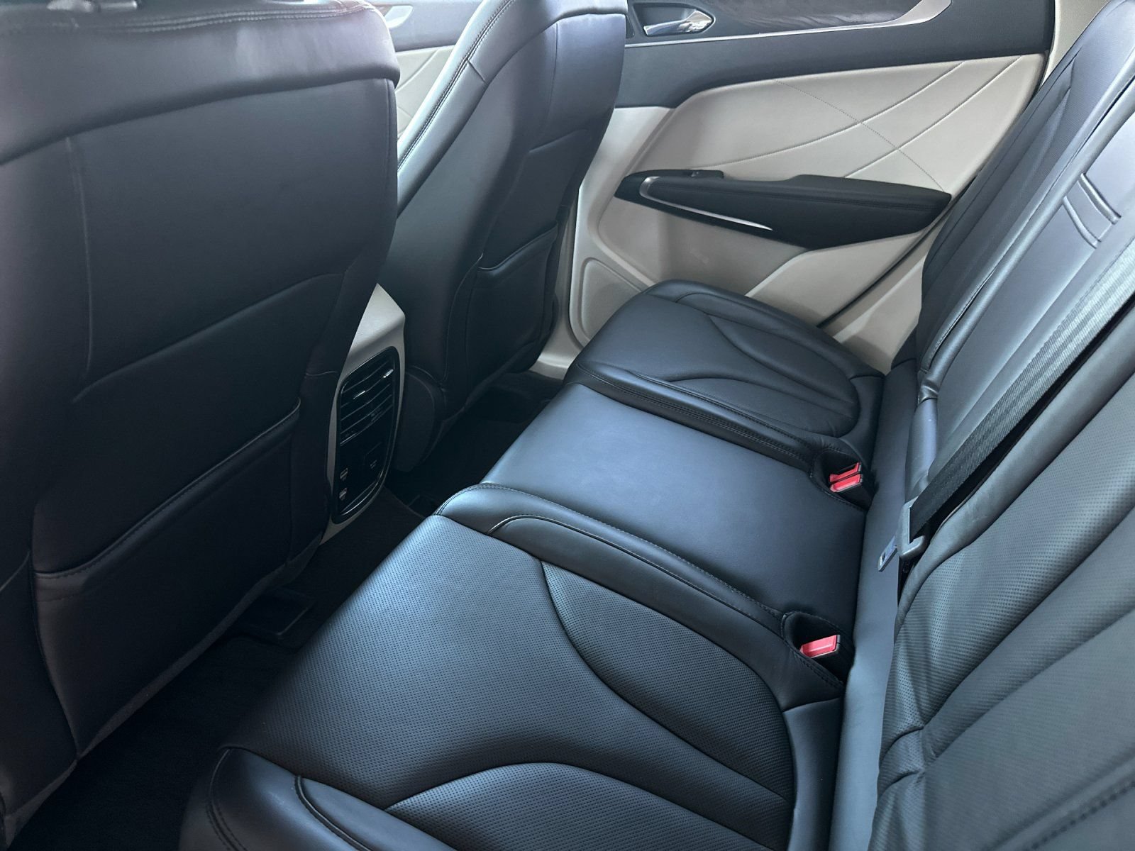 Used 2019 Lincoln MKC Reserve FWD image 12