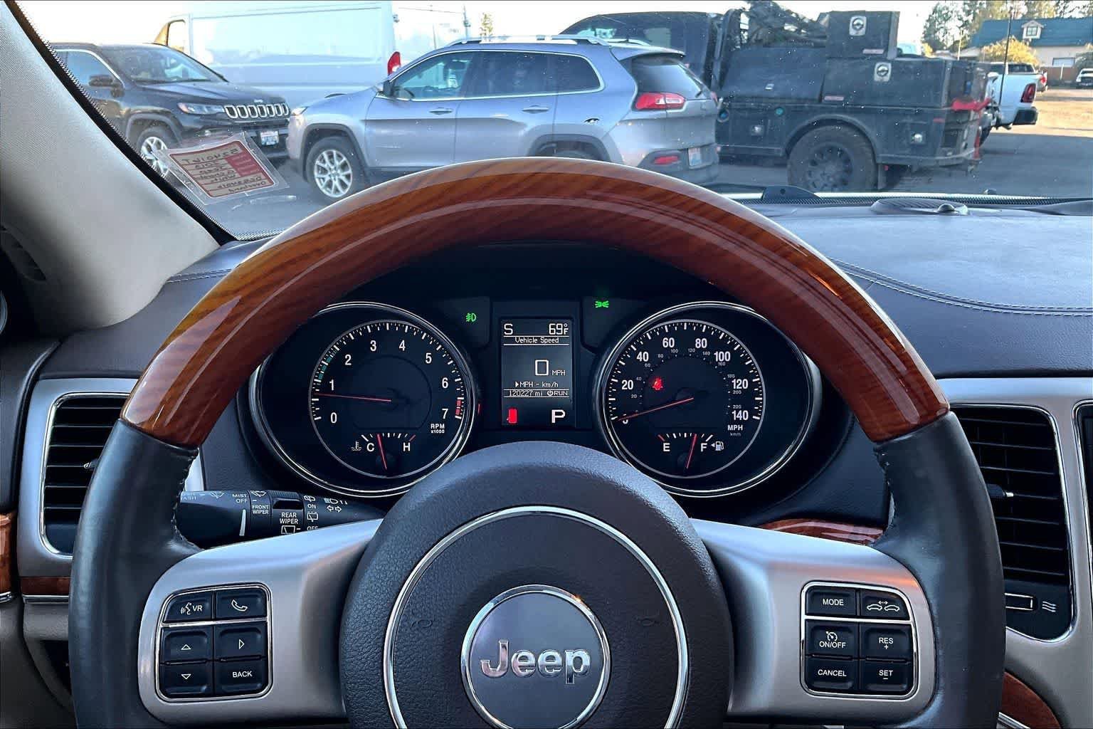 Used 2013 Jeep Grand Cherokee Overland w/ Advance Technology Group AWD/4WD image 18