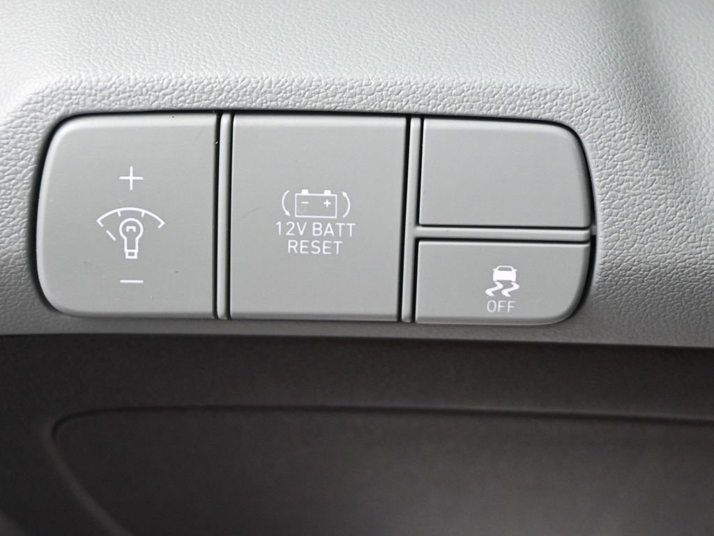 Used 2025 Hyundai Elantra Limited image 25