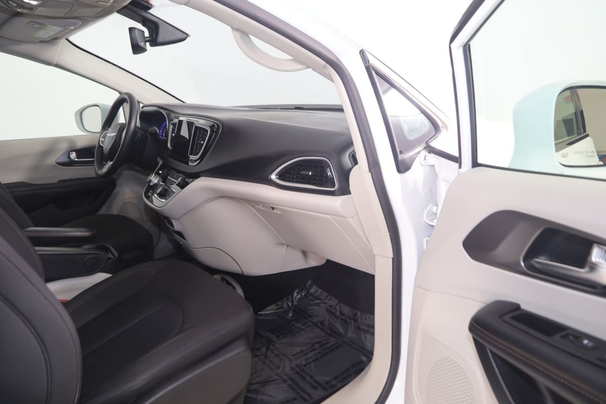 Used 2020 Chrysler Pacifica Touring FWD image 42