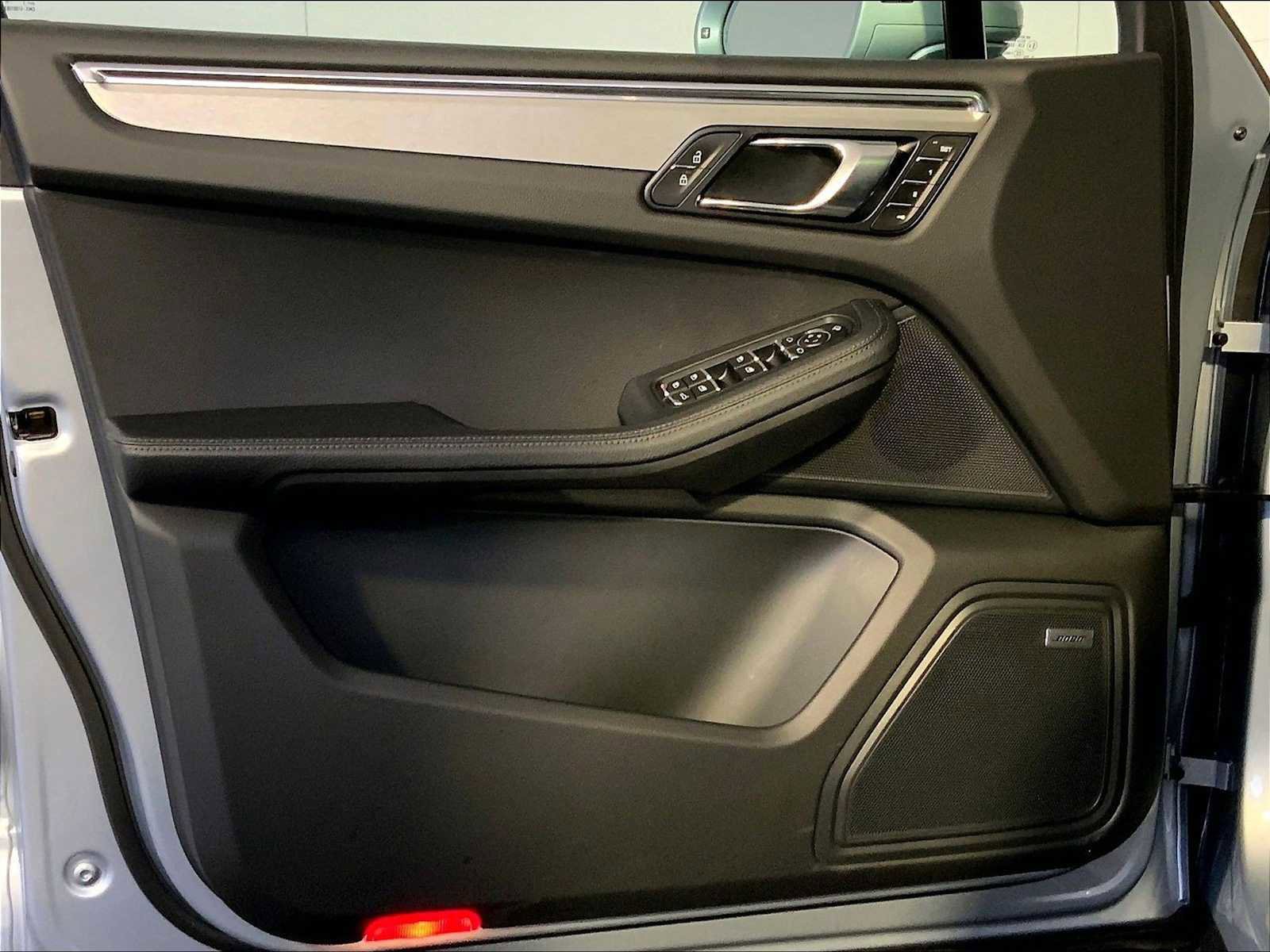 Certified 2025 Porsche Macan image 25