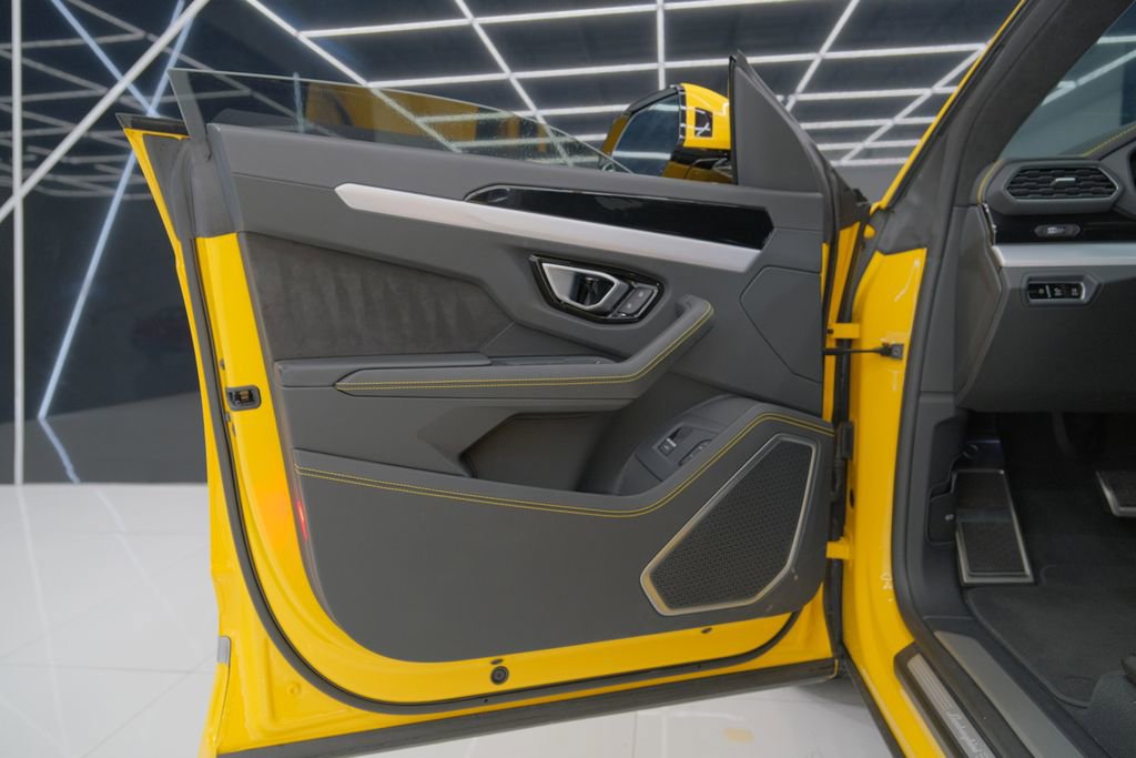 Used 2022 Lamborghini Urus image 59