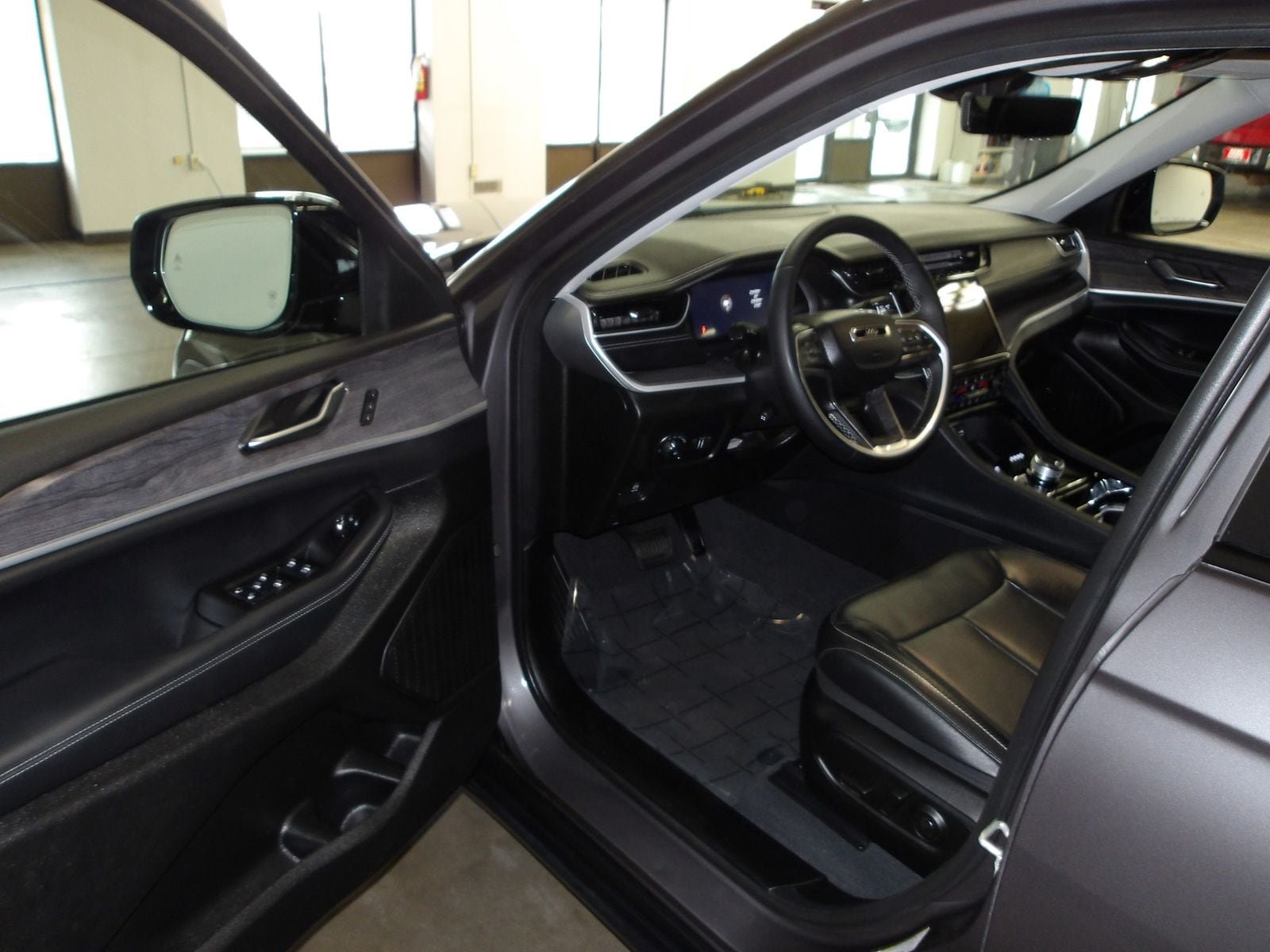 Used 2023 Jeep Grand Cherokee L Limited w/ Luxury Tech Group II AWD/4WD image 8