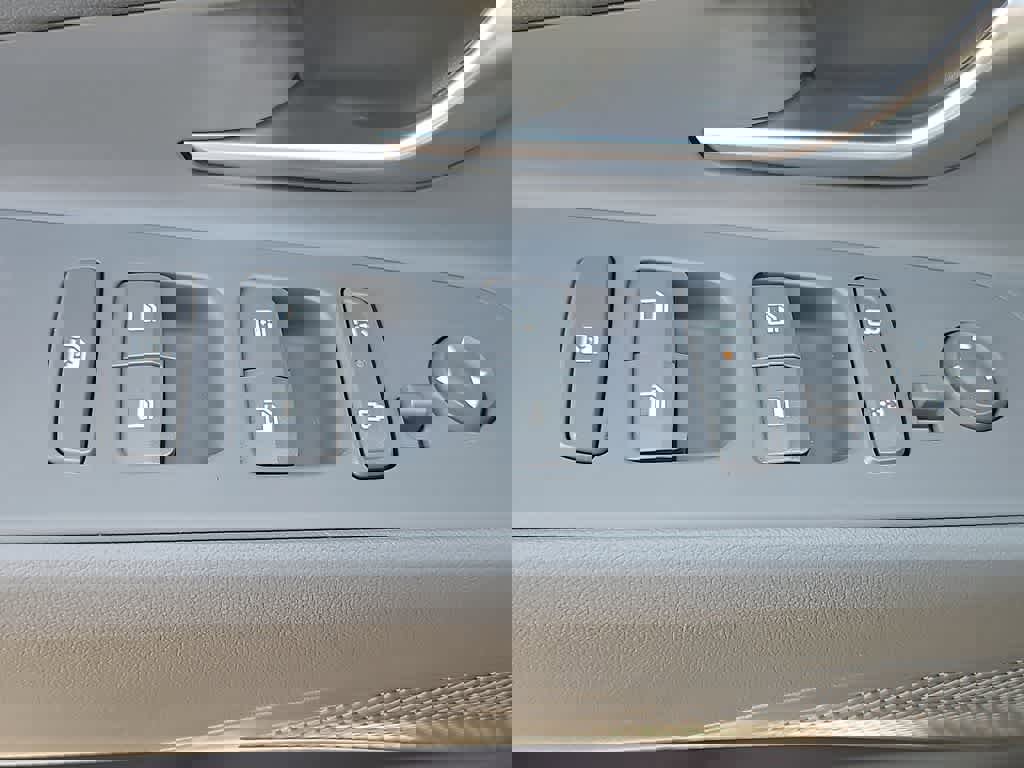 Used 2025 Hyundai Elantra SEL image 26