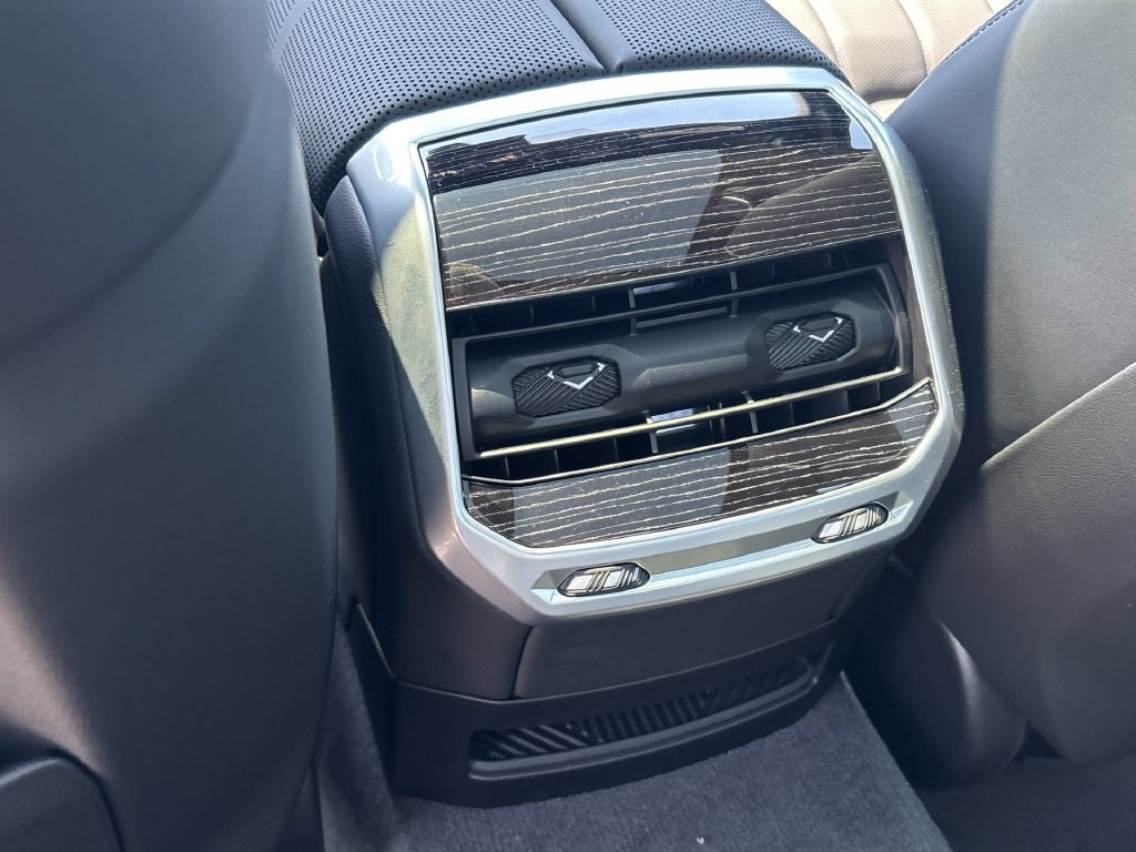 Used 2026 BMW 750e xDrive AWD/4WD image 24