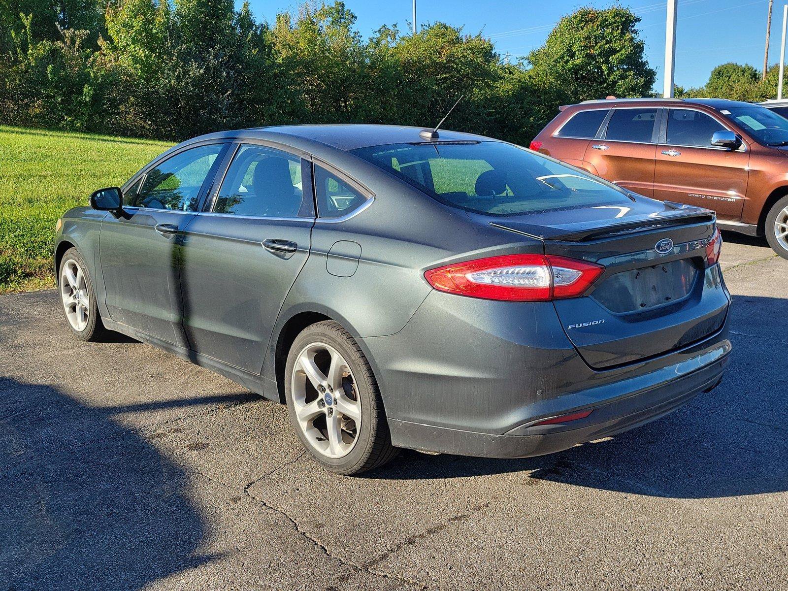 Used 2016 Ford Fusion SE FWD image 6