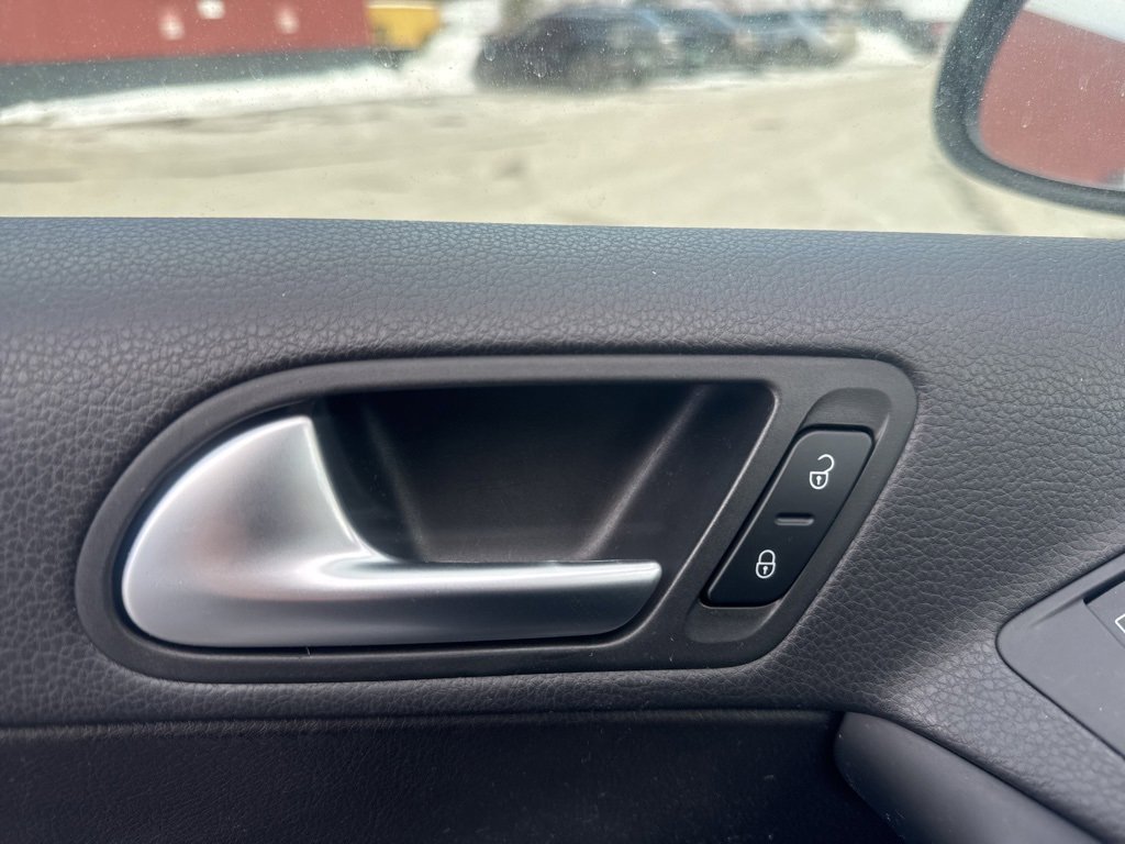 Used 2017 Volkswagen Tiguan Limited image 32