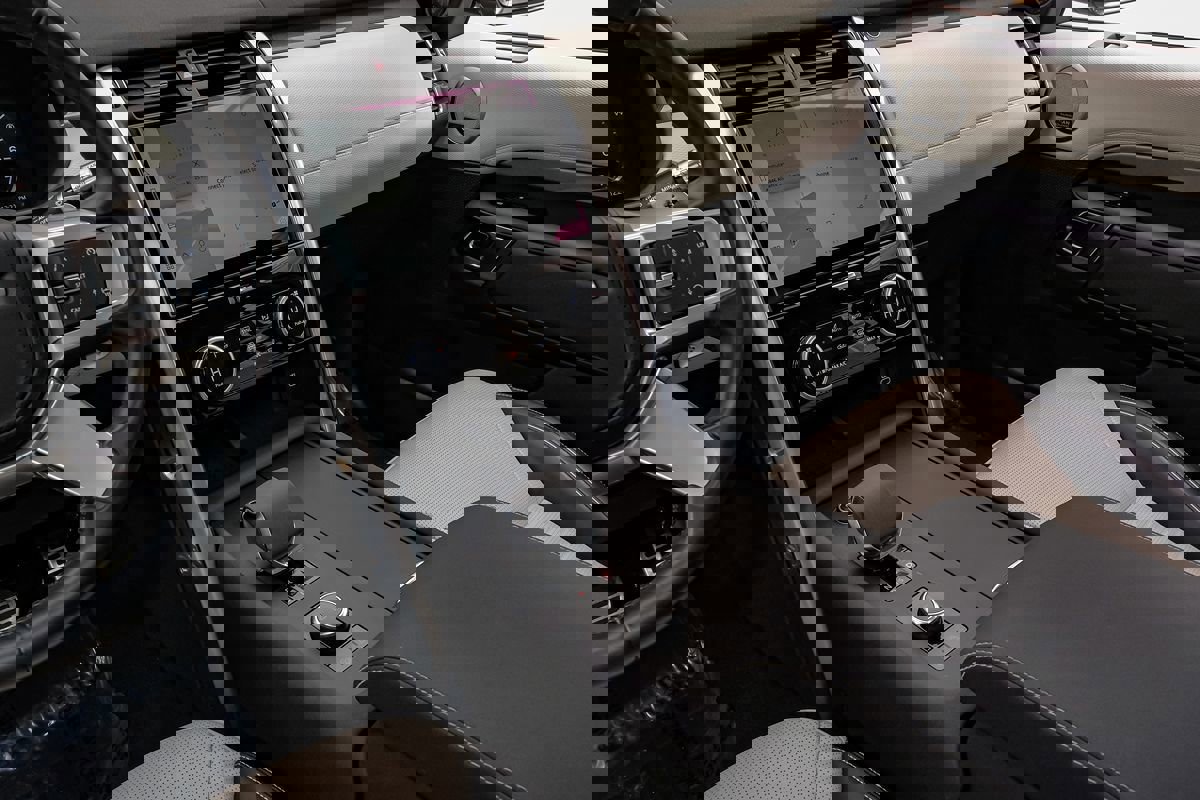 Used 2021 Land Rover Discovery HSE R-Dynamic AWD/4WD image 24