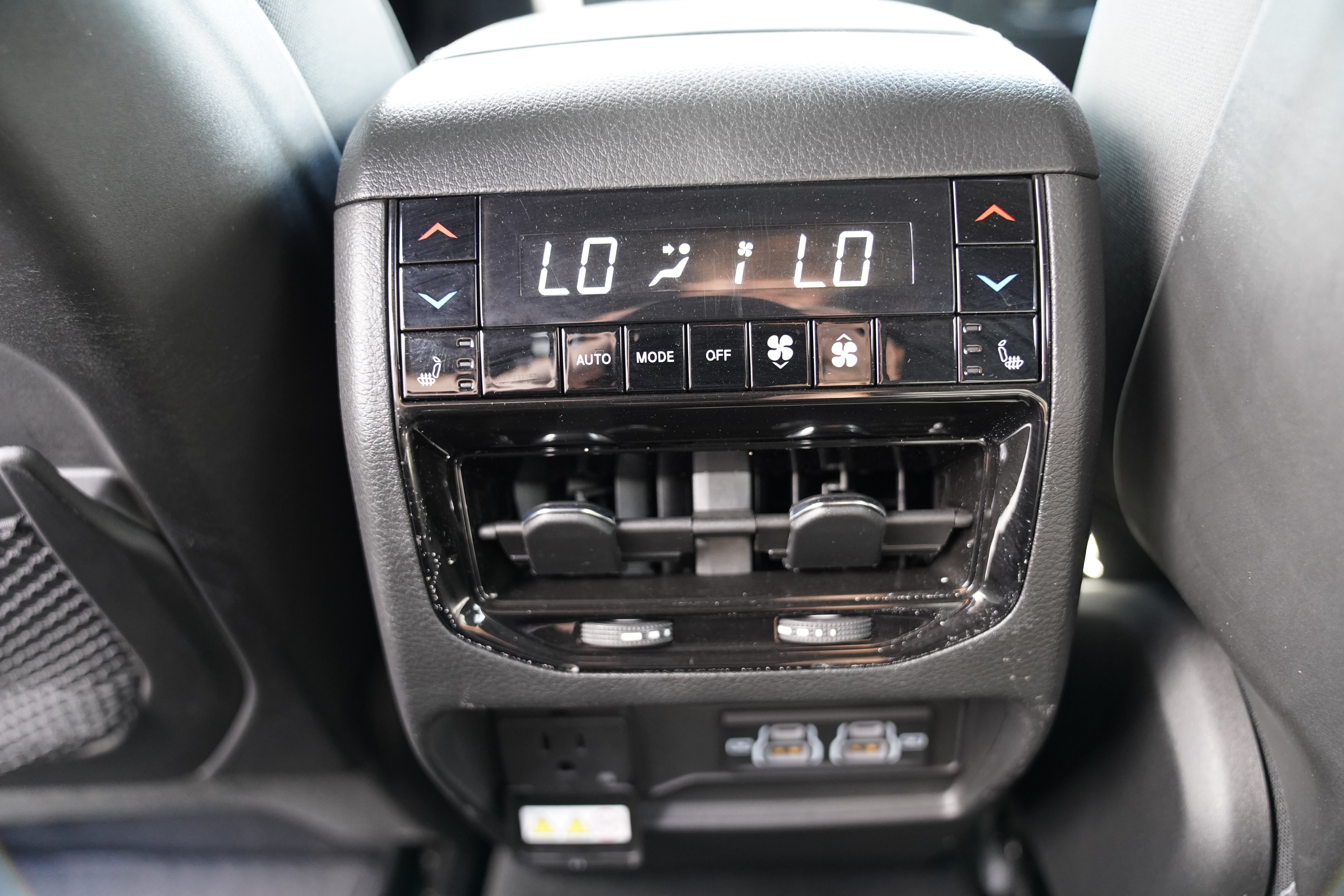 Certified 2023 Jeep Grand Cherokee Overland w/ Luxury Tech Group IV AWD/4WD image 6