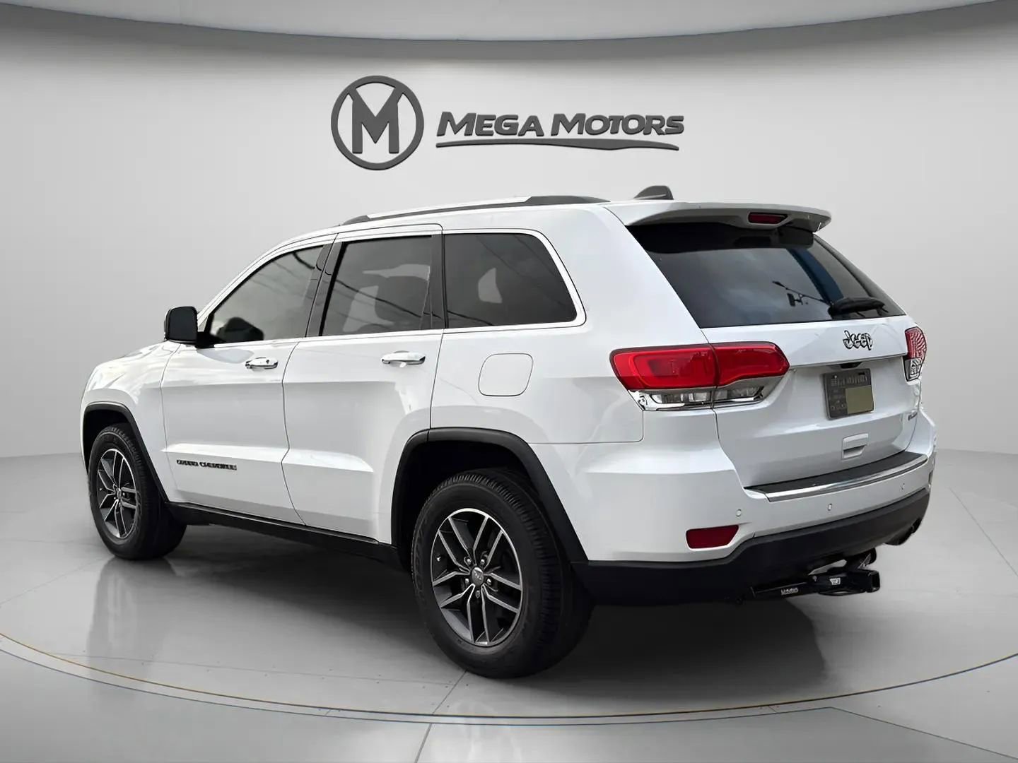 Used 2018 Jeep Grand Cherokee Limited image 3